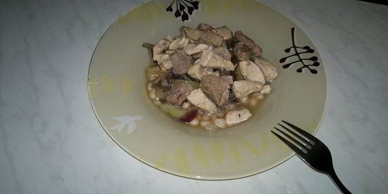 Похлебка из белой фасоли с бедром индейки и куриной грудкой, тушеный перец и красный лук