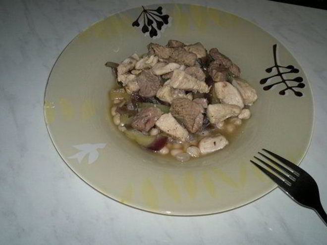 Рецепт похлебки из белой фасоли с бедром индейки и куриной грудкой, тушеный перец и красный лук