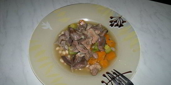 Похлебка с индюшачьими желудочками, бедром и овощами
