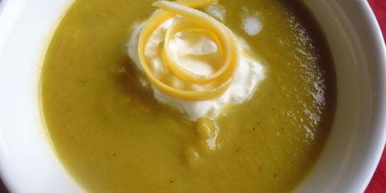 Прохладный летний суп из цуккини и лука-порея