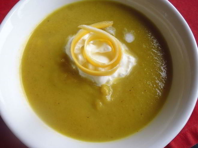 Рецепт прохладного летнего супа из цуккини и лука-порея