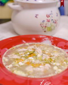 Рассольник с курицей и сыром в горшочке