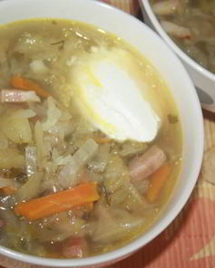 Ароматные щи с варено-копченой грудинкой и кислым яблоком