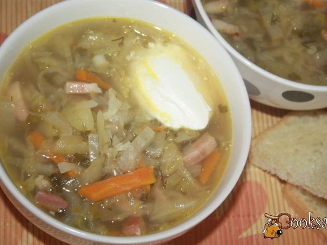 Рецепт ароматных щей с варено-копченой грудинкой и кислым яблоком