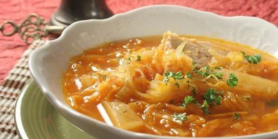 Щи из квашеной капусты со свининой