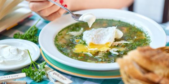 Зеленые щи с яйцом-пашот