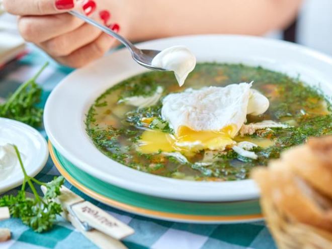 Рецепт зеленых щей с яйцом-пашот
