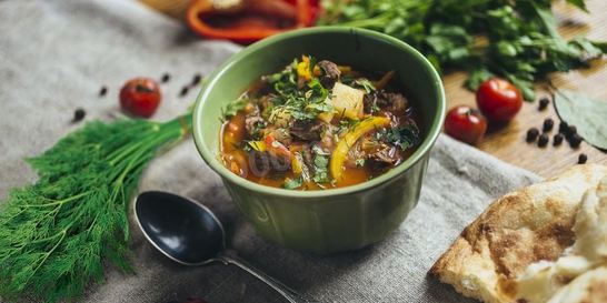 Шурпа из говядины в кастрюле