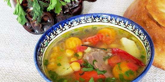 Шурпа с нутом и бараниной в кастрюле