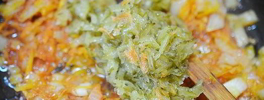 солянка московская на сковороде. Шаг 4