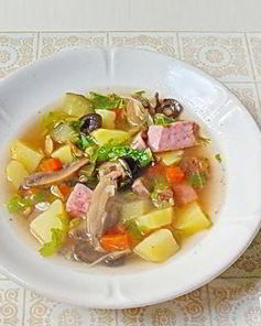 Солянка с ветчиной и грудинкой