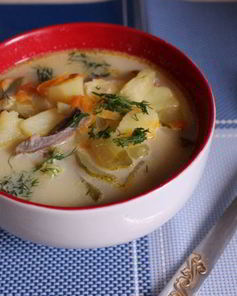 Суп из говяжьего сердца с маринованными огурцами и домашней сметаной