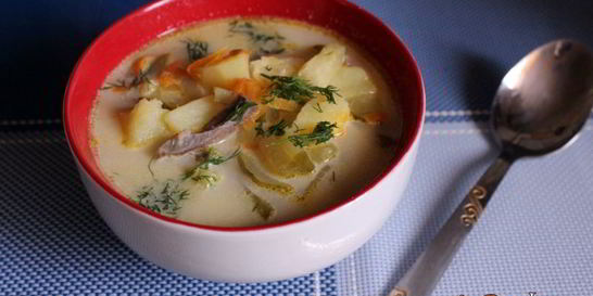 Суп из говяжьего сердца с маринованными огурцами и домашней сметаной