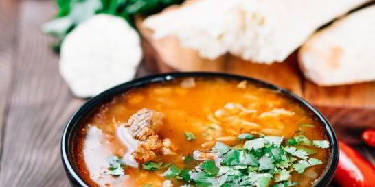 Харчо с кинзой и лимонным соком