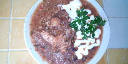 Харчо с орехами и черносливом