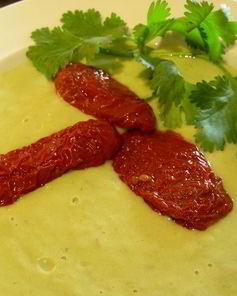 Суп-пюре из авокадо с кинзой и вялеными томатами