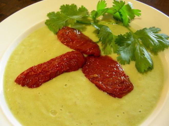 Рецепт супа-пюре из авокадо с кинзой и вялеными томатами