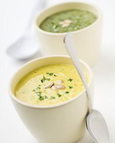 Суп-пюре из тыквы и яблок с песто из кинзы