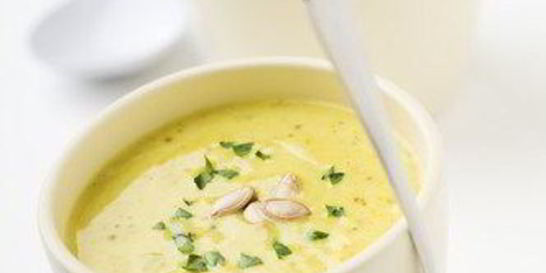 Суп-пюре из тыквы и яблок с песто из кинзы