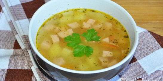 Суп с колбасой и вермишелью