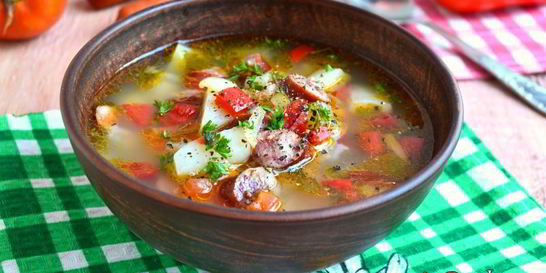 Суп с рисом, овощами и охотничьими колбасками