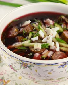 Холодный свекольник с колбасками
