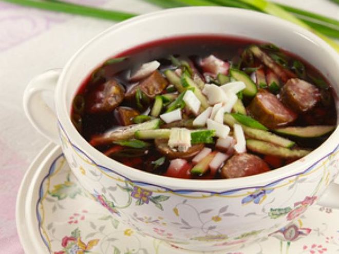 Рецепт холодного свекольника с колбасками