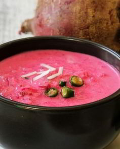 Пикантный свекольник с таном, мацони и оливками