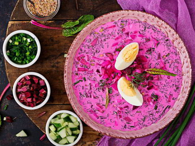 Рецепт свекольника на кефире с базиликом, ботвой и салатом