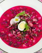 Свекольник по-белорусски с ботвой, колбасой и перепелиными яйцами