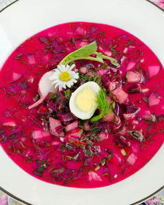 Свекольник по-белорусски с ботвой, колбасой и перепелиными яйцами