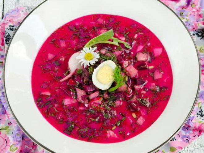 Рецепт свекольника по-белорусски с ботвой, колбасой и перепелиными яйцами
