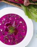 Свекольник с сельдереем, ботвой и зеленым салатом