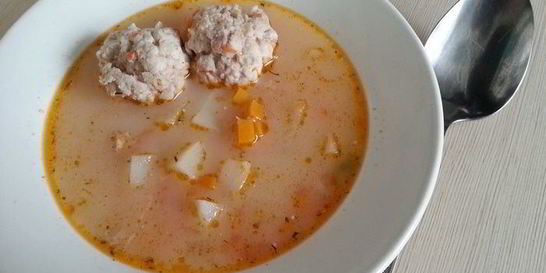 Сырно-чесночный суп с фрикадельками