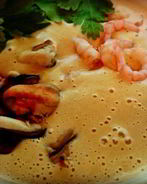 Сырный крем-суп с морепродуктами на рыбном бульоне