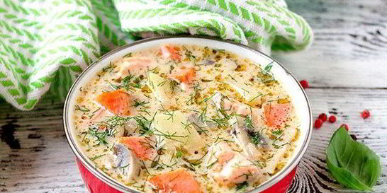 Сырный суп с форелью и грибами