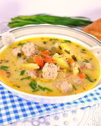 Сырный суп с замороженными овощами, зеленью чеснока и фрикадельками