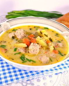 Сырный суп с замороженными овощами, зеленью чеснока и фрикадельками