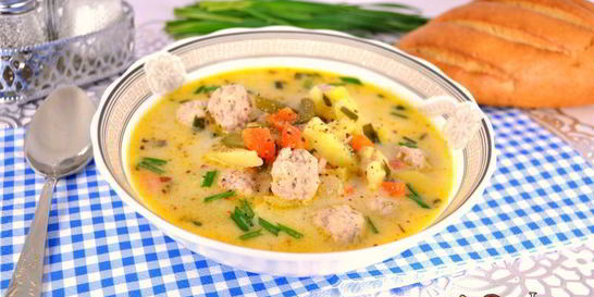 Сырный суп с замороженными овощами, зеленью чеснока и фрикадельками