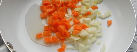 сырный суп с замороженными овощами, зеленью чеснока и фрикадельками. Шаг 3