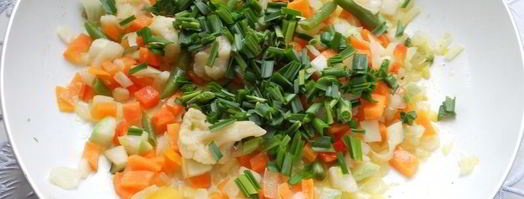 сырный суп с замороженными овощами, зеленью чеснока и фрикадельками. Шаг 4