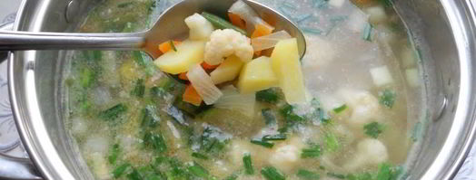 сырный суп с замороженными овощами, зеленью чеснока и фрикадельками. Шаг 5