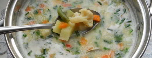 сырный суп с замороженными овощами, зеленью чеснока и фрикадельками. Шаг 8