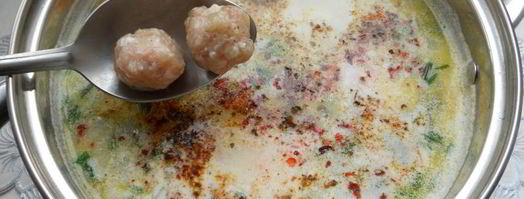 сырный суп с замороженными овощами, зеленью чеснока и фрикадельками. Шаг 9