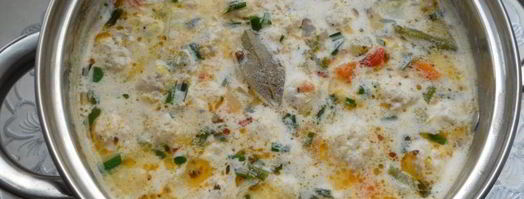 сырный суп с замороженными овощами, зеленью чеснока и фрикадельками. Шаг 10