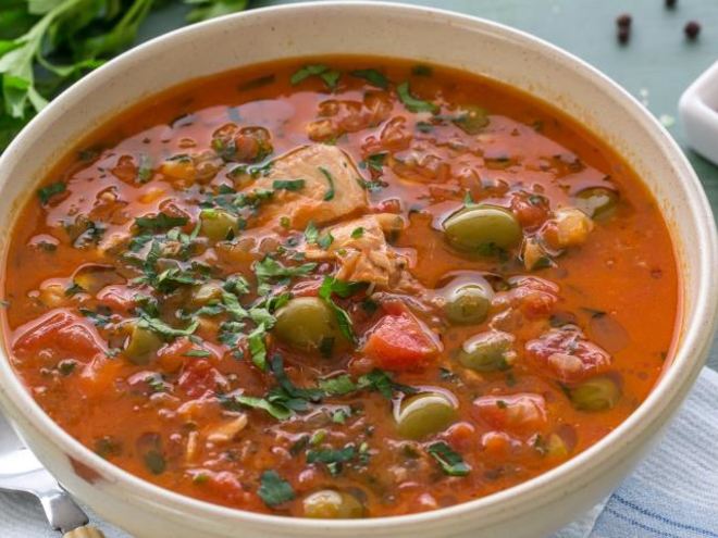 Рецепт томатного супа с горбушей и оливками