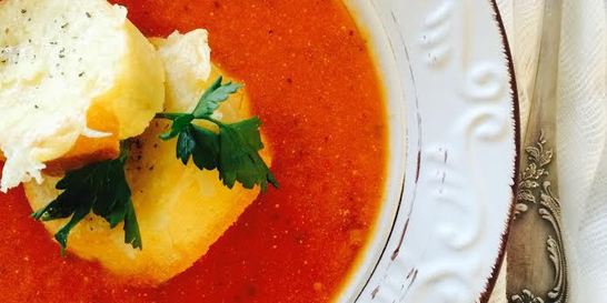 Томатный суп с гренками