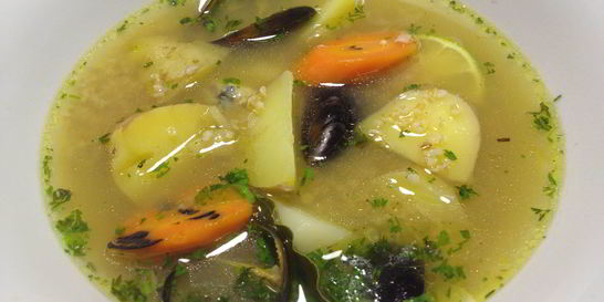 Уха из судака с беломорскими мидиями