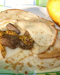 Блины с куриной печенкой, грушей и горчицей
