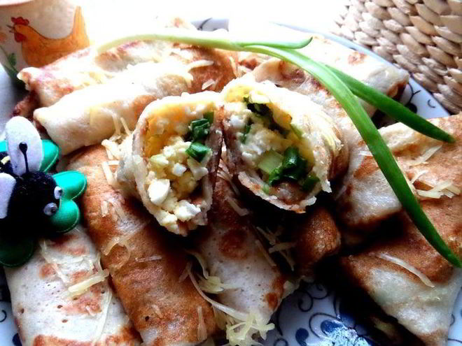 Рецепт дрожжевых блинов с луково-сырной начинкой